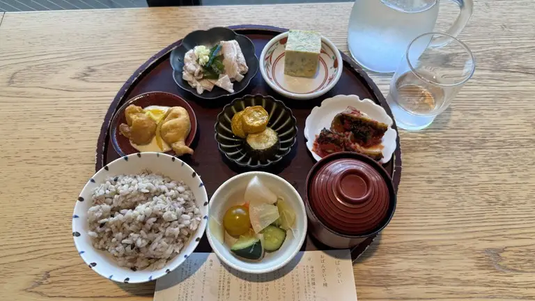 【外苑前】砂糖不使用の身体に優しい絶景おばんざい定食「らかん・果」中途半端な時間にも！