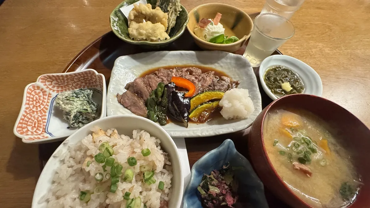 【表参道】選べる炊き込みご飯が絶品「大かまど飯 寅福 青山本店」ご飯おかわり自由&豪華定食レビュー