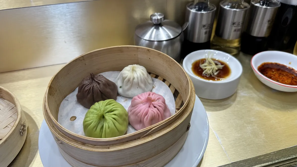 【原宿】「おばけの小籠包 不二心 零号店」で味わう、カラフルな“花つぼみ小籠包”と癒しのワンタン麺
