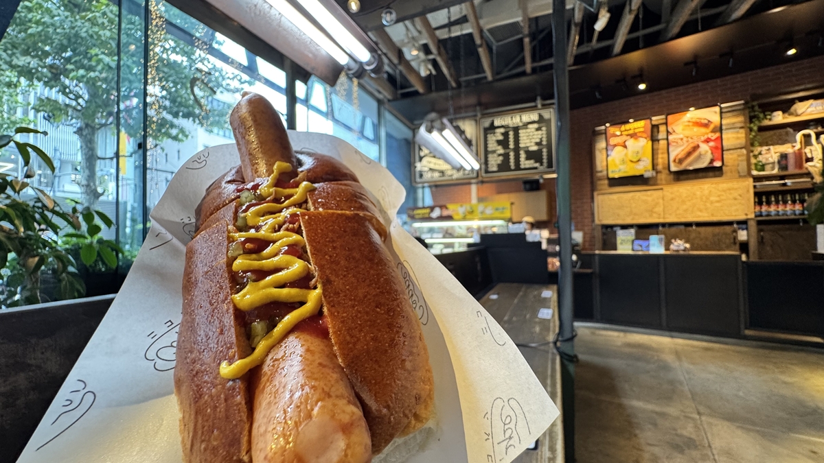 原宿で気軽に立ち寄れる、wifi作業にも「niko and … COFFEE」原宿路面店レビュー！ふわふわパンが主役のホットドッグと本格コーヒーを満喫