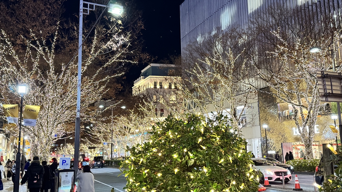 【表参道2025 クリスマスイルミネーション】渋谷側道路のブランド外装ガイド｜FENDI協賛・Dior・CHANELほか全スポット紹介（全3ページ）