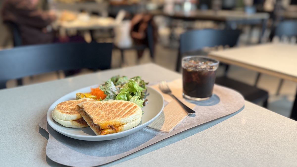 HATTO COFFEE（ハットコーヒー）原宿｜朝9時から使える無機質カフェ｜Wi-Fi・電源あり作業向き