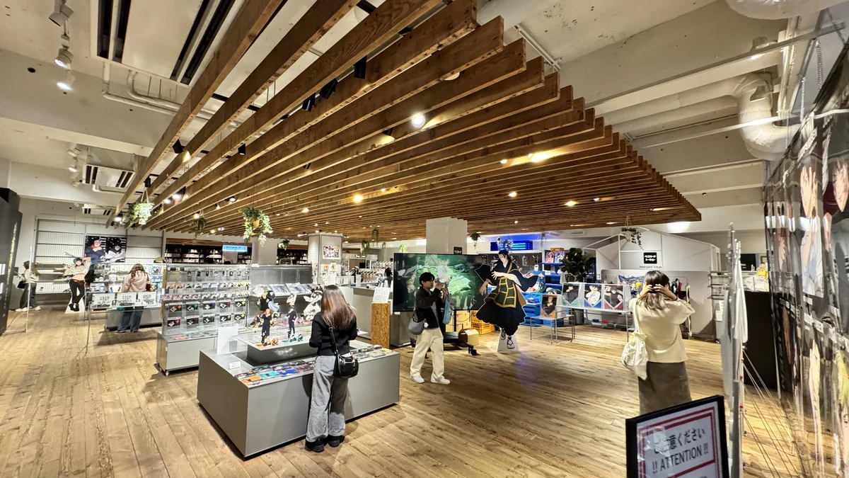 呪術廻戦 大交流展 ベースヤードトーキョー 内観 LEDビジョン キャラクターバナー