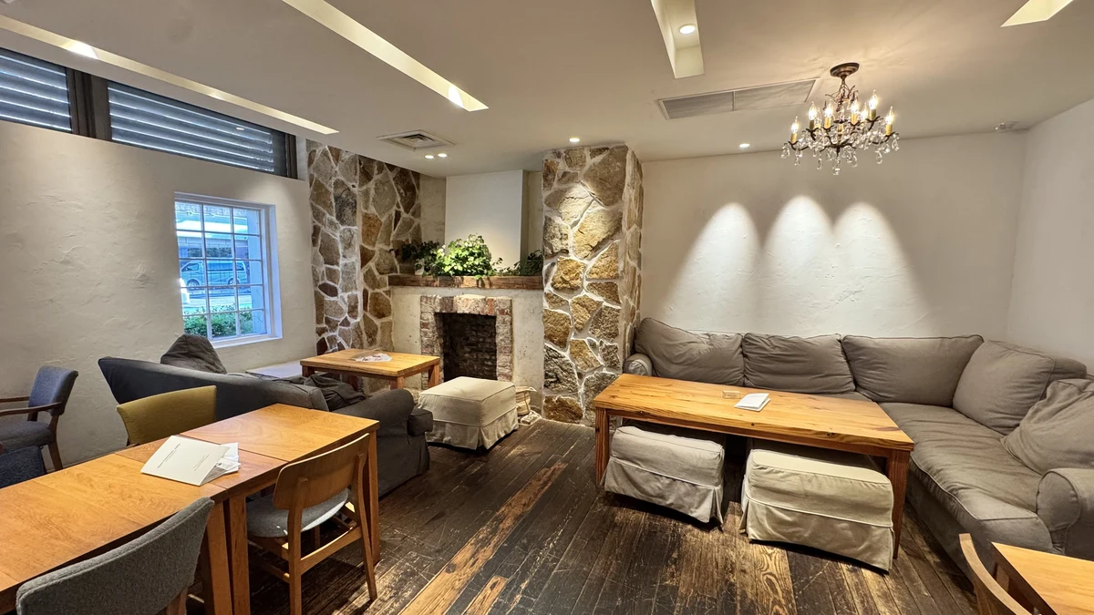 ロンハーマンカフェ 暖炉ラウンジスペース