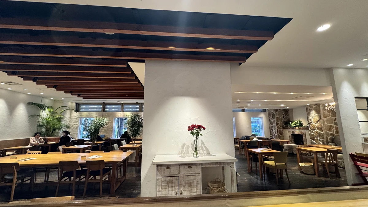 ロンハーマンカフェ ダイニングとラウンジゾーン