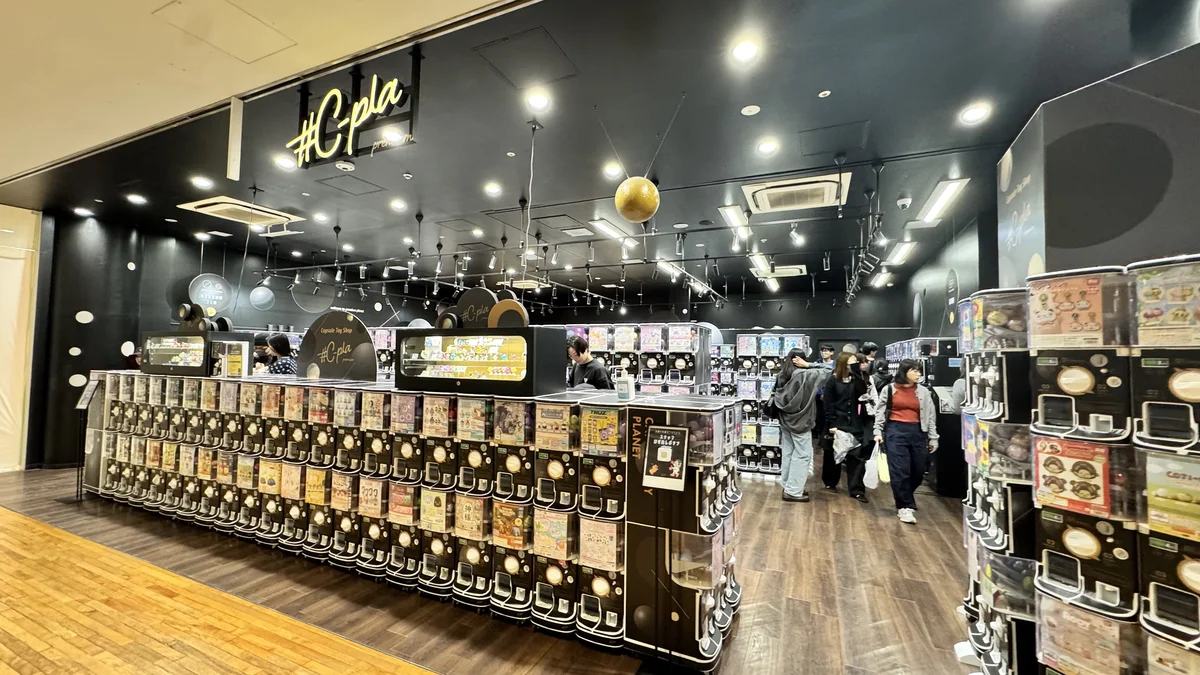 #C-pla premium 店内の様子とガチャガチャの列