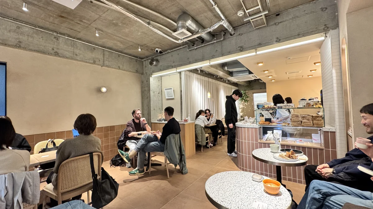 uniの店内風景 ― コンクリート天井とテラゾーテーブル