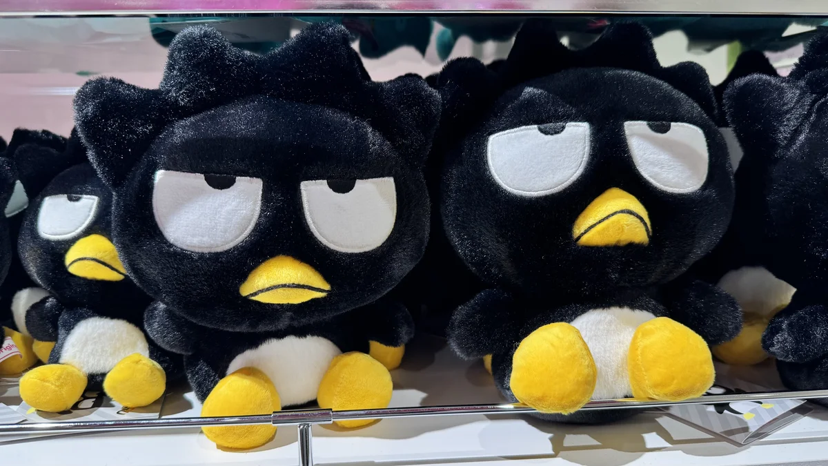 バッドばつ丸のぬいぐるみが並ぶサンリオショップの棚