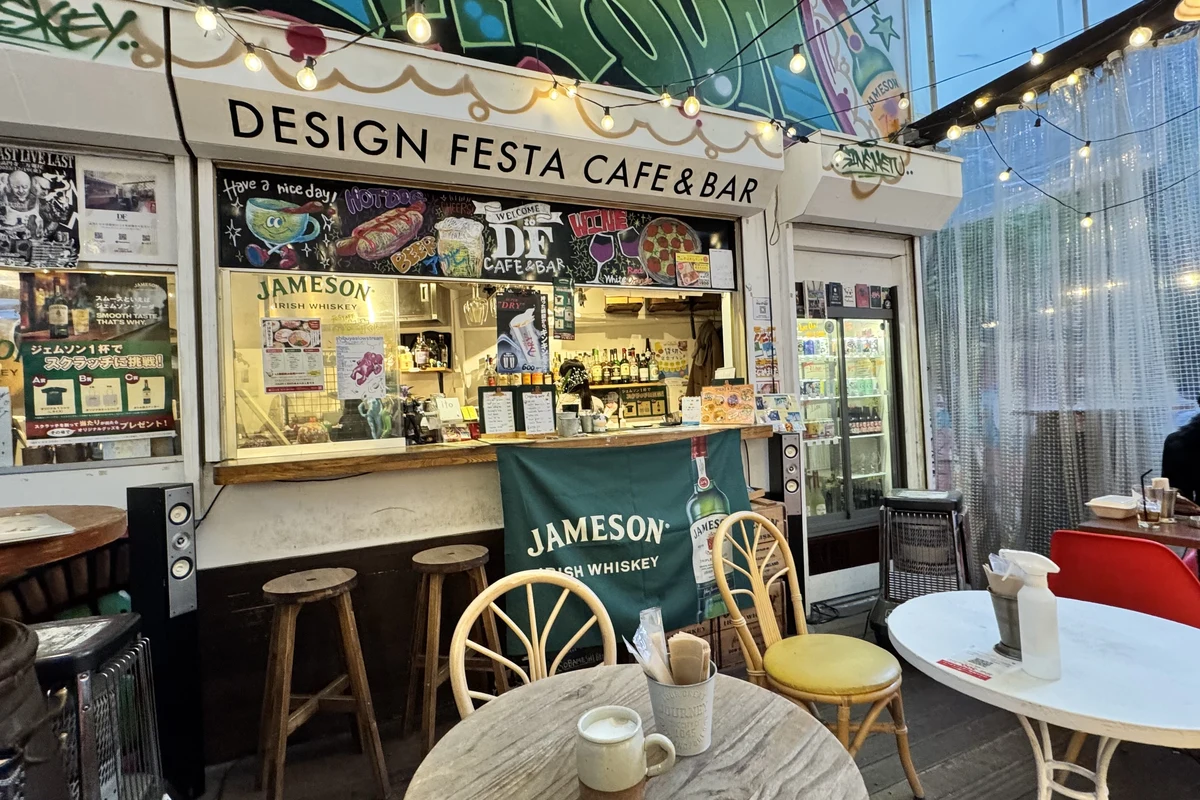Design Festa Cafe & Barのカウンター。黒板メニューとJamesonの旗