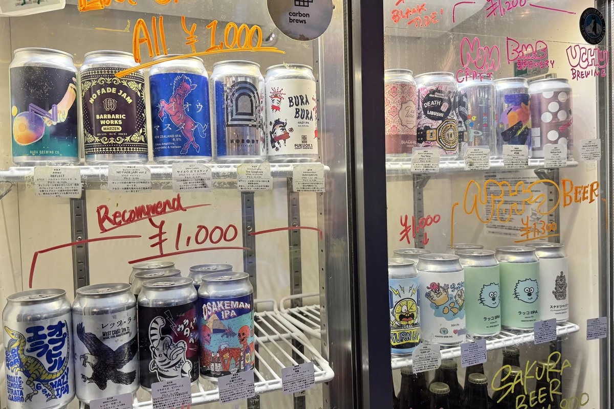 デザインフェスタカフェのクラフトビール冷蔵庫。全品¥1,000のラベルが見える