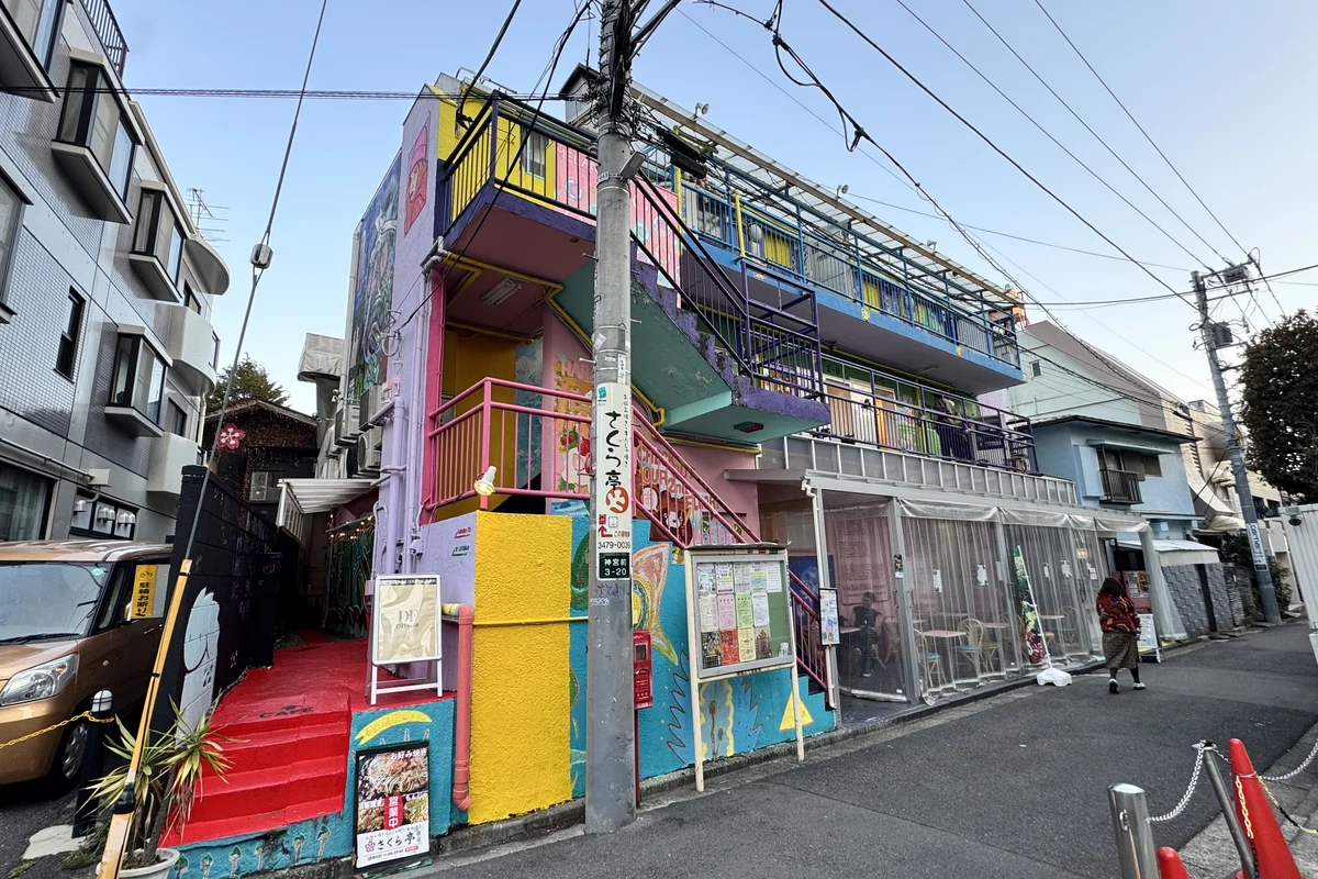 デザインフェスタギャラリー原宿の外観。カラフルなグラフィティに彩られたビル