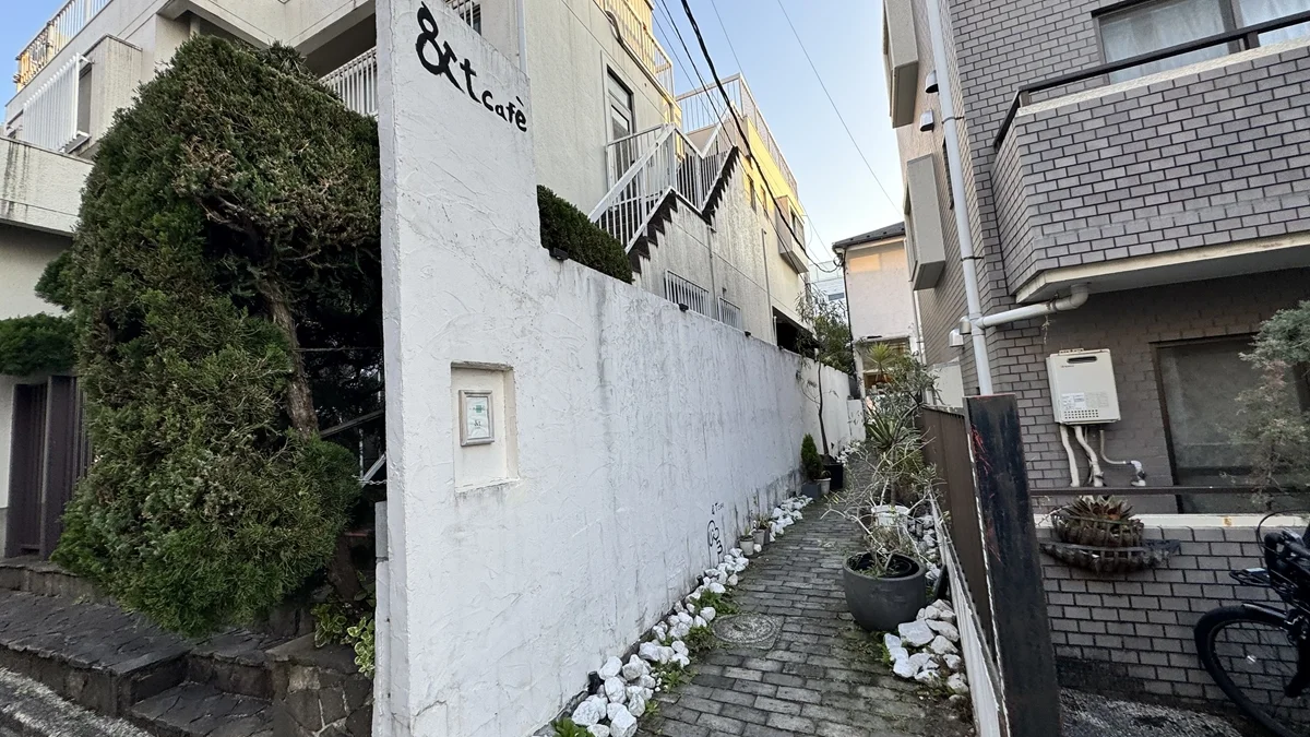 &t cafe 細い路地を抜けた先の入口