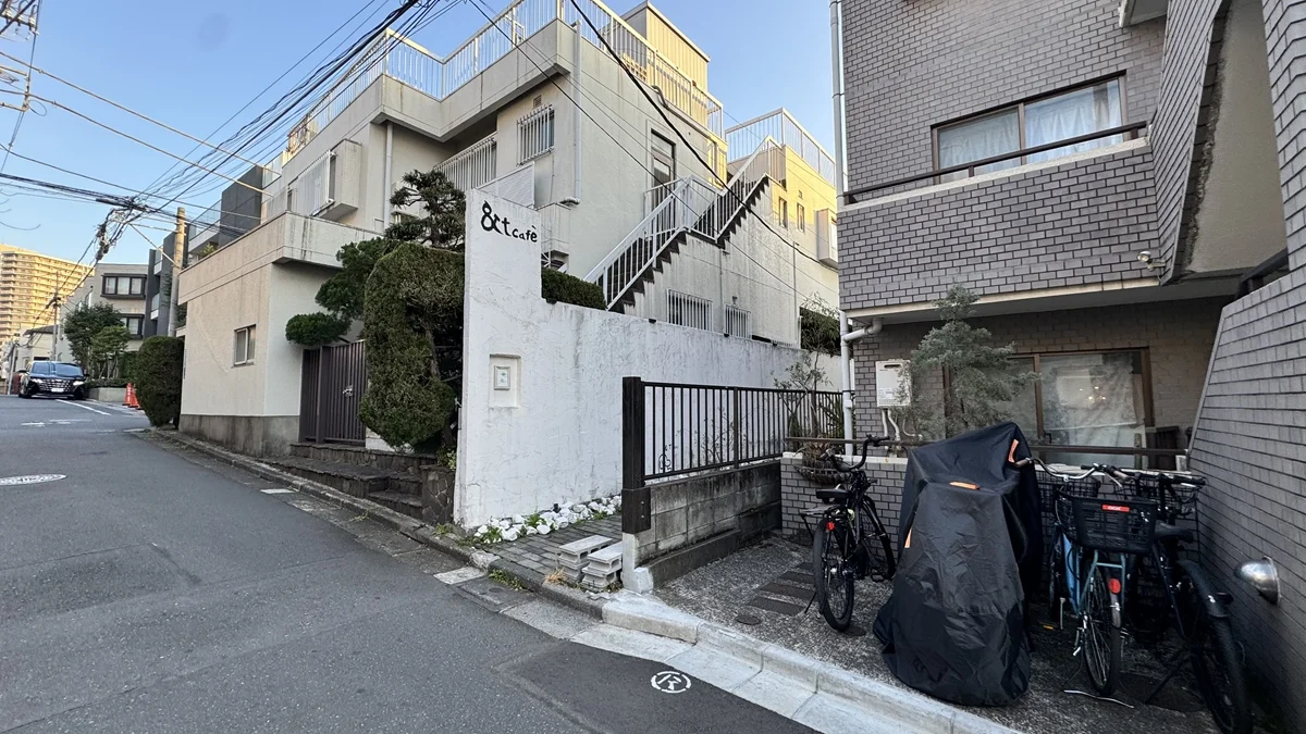 &t cafe 通りから見た外観