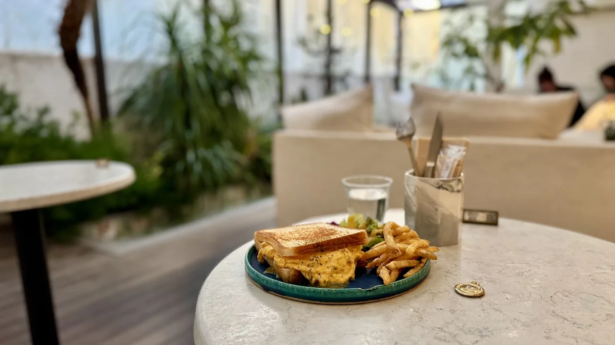&t cafe たまごサンドとフライドポテト