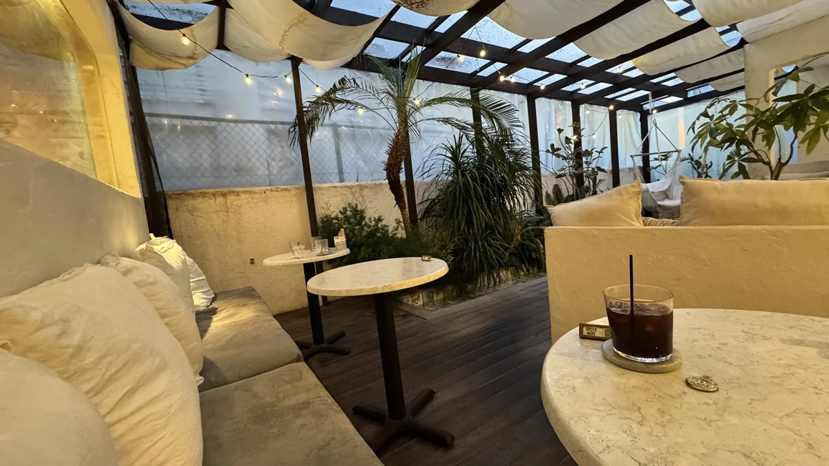 &t cafe 温室ガーデン席の全景