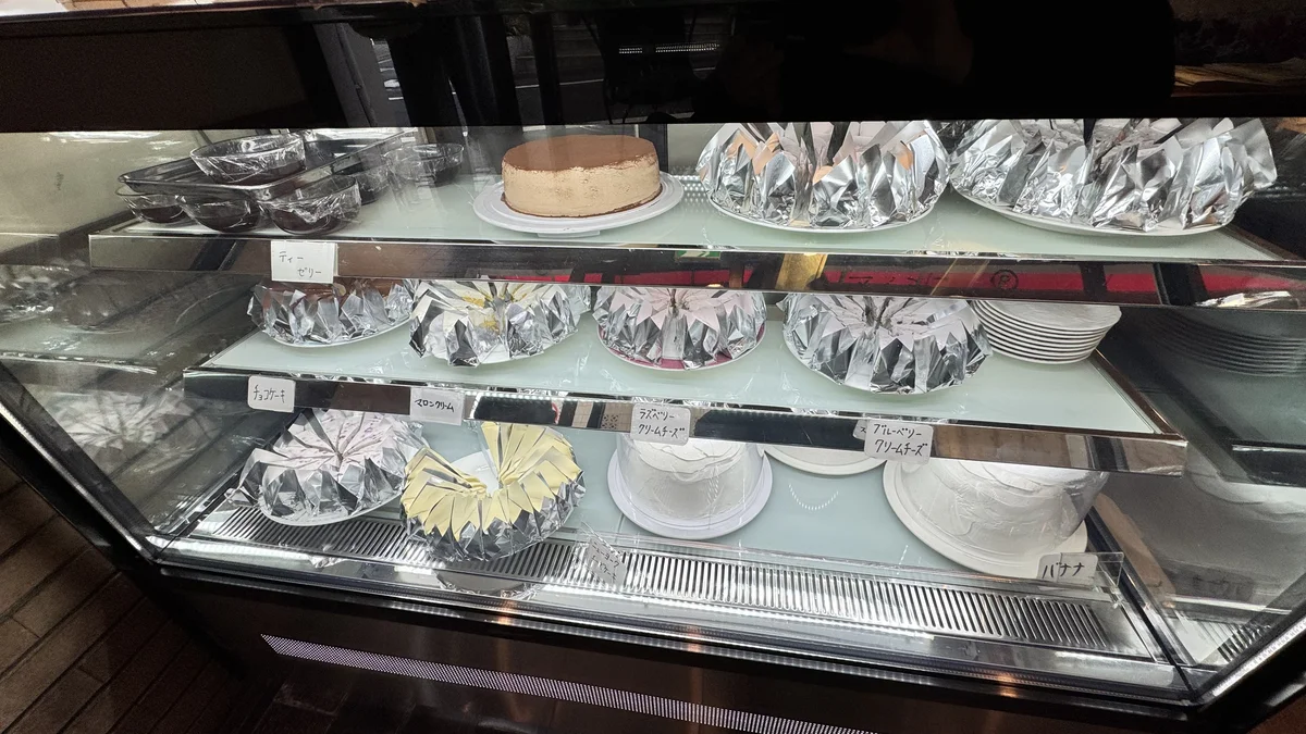 ケニヤン渋谷のケーキショーケース（チョコケーキ・マロンクリーム・ラズベリークリームチーズ・ブルーベリークリームチーズ）