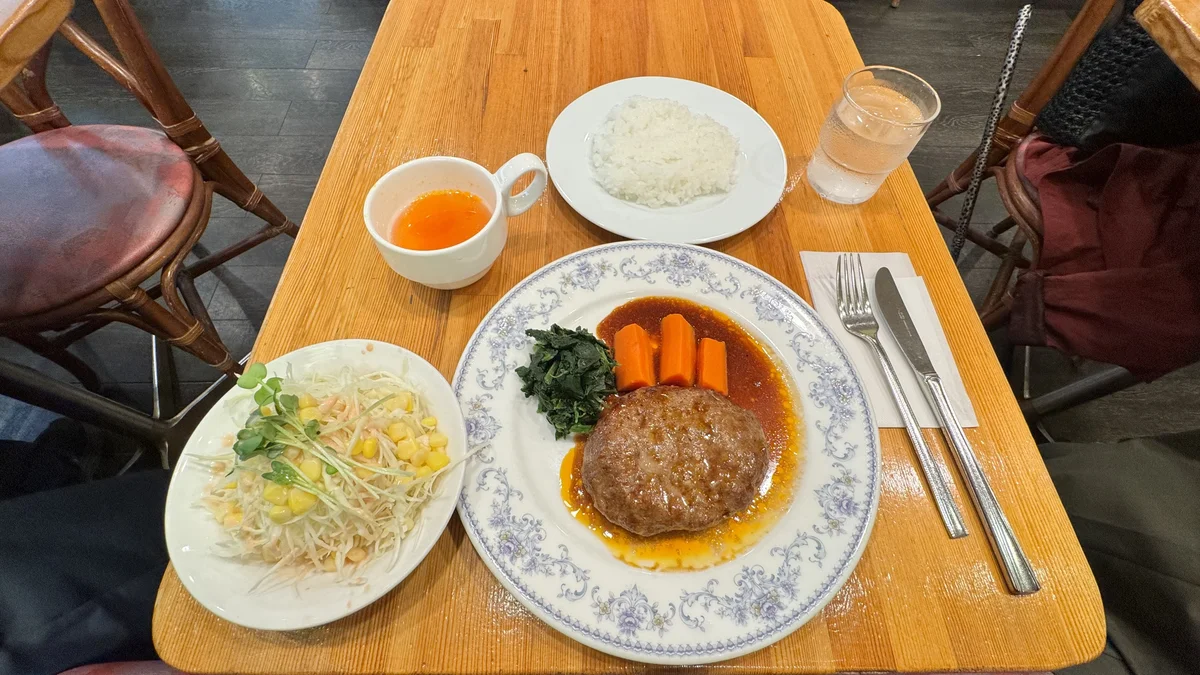ケニヤン渋谷の自家製ハンバーグステーキランチ（ライス・サラダ・スープ付き）