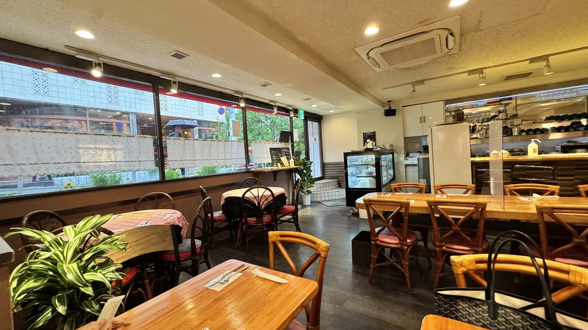ケニヤン渋谷の落ち着いたアンティーク調の店内