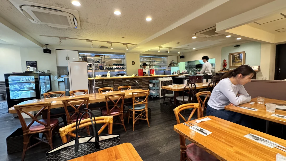 ケニヤン渋谷の店内とオープンキッチン