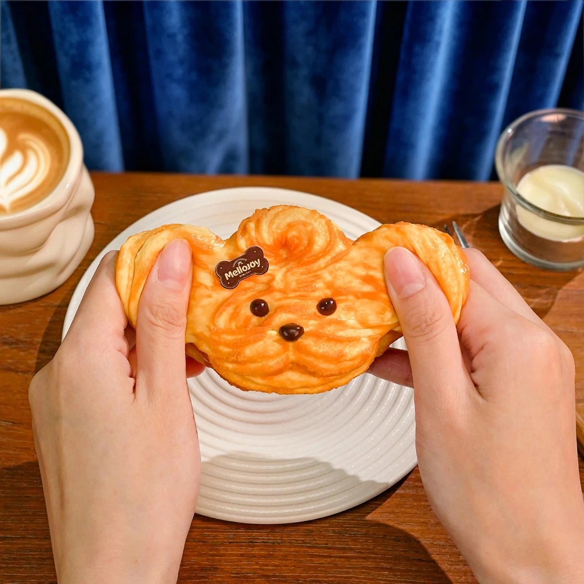 メロジョイ クッキークラブ おひげわんこ 両手で持った様子