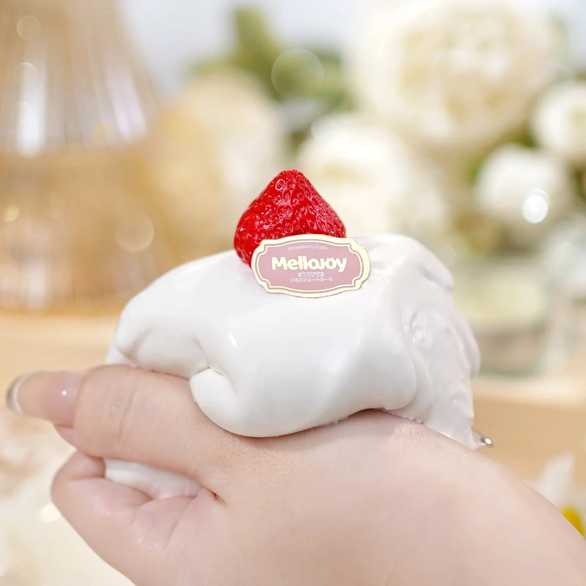メロジョイ いちごショートケーキスライス 片手で握っている様子