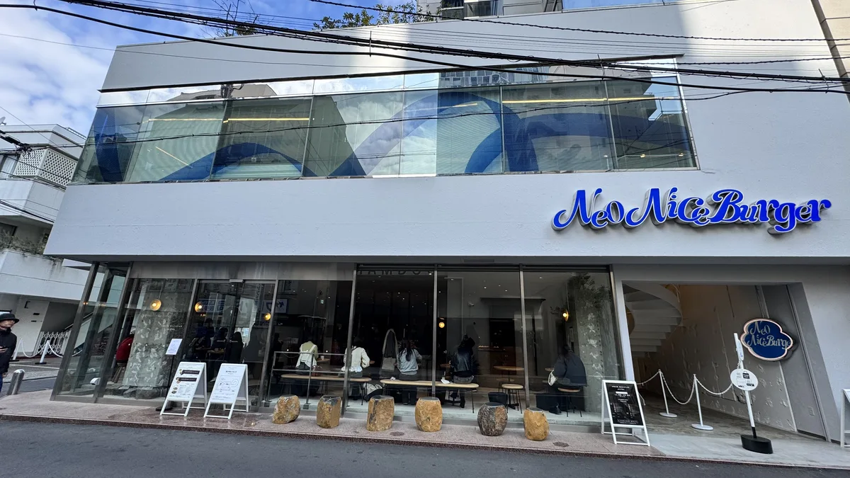 Neo Nice Burger 表参道 外観(昼)