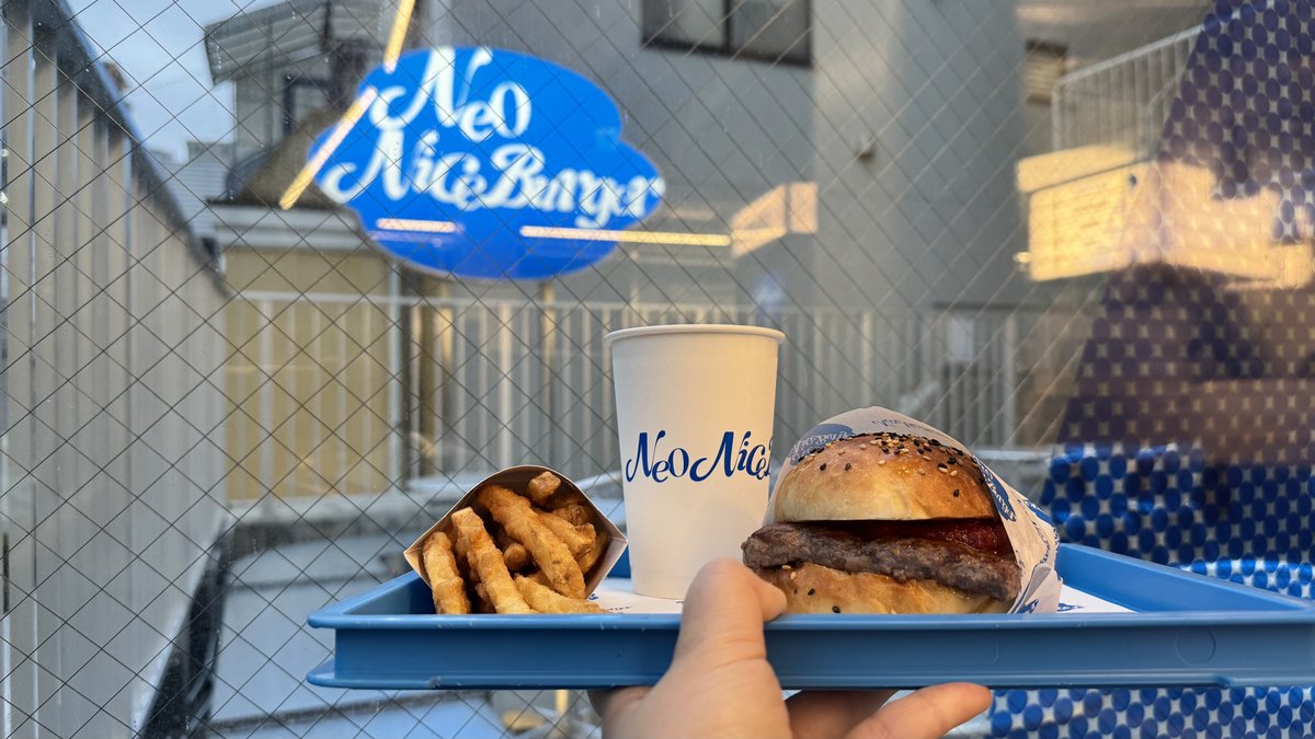 Neo Nice Burger 表参道｜ネオナイスセットをテラスで