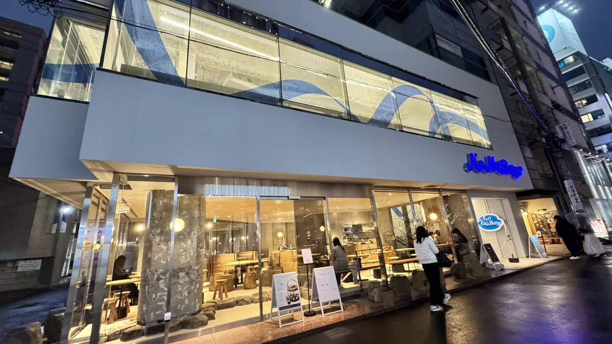 Neo Nice Burger 表参道 外観(夜)