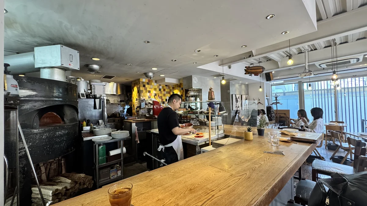 ピッツァ ケベロス 店内 薪窯 ピッツァイオーロ オープンキッチン