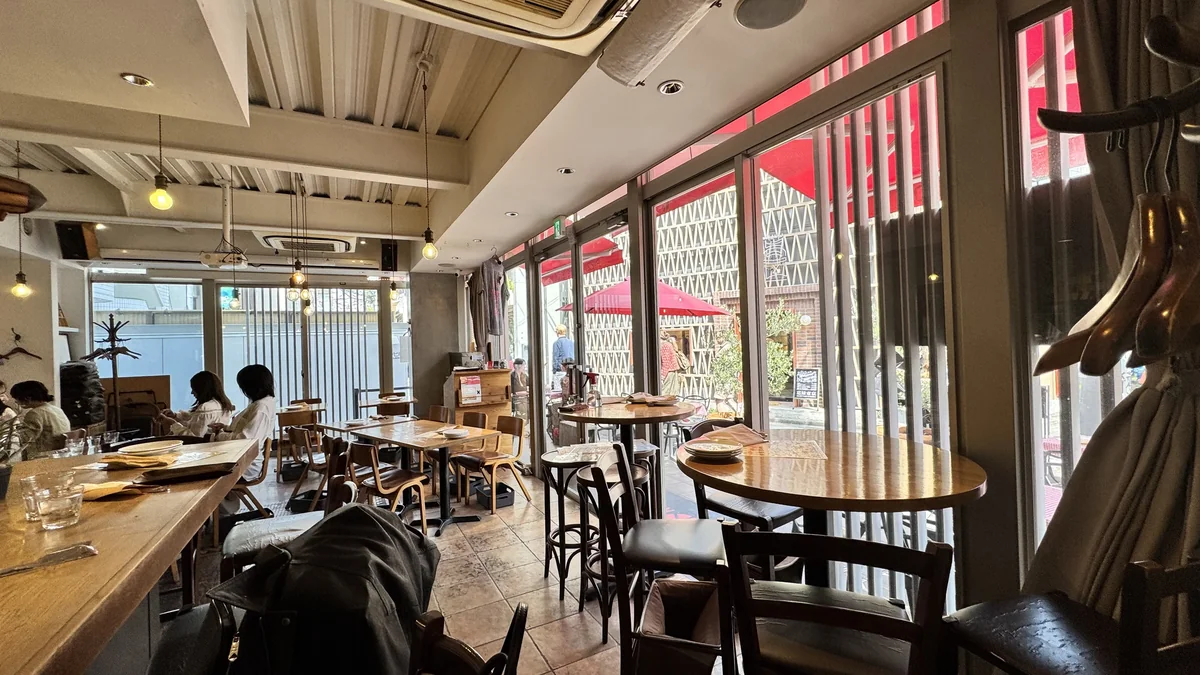 ピッツァ ケベロス 明治神宮前店 店内 テラス席 明るい雰囲気