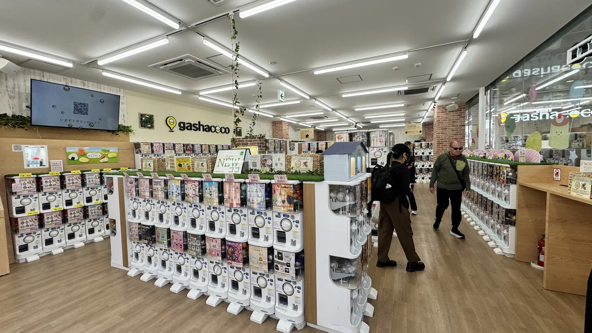 gashacoco 原宿 店内全景。ガチャマシンが並ぶ広い売り場