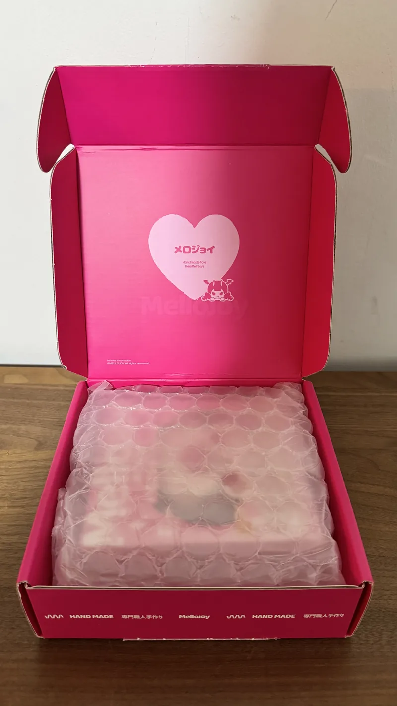 メロジョイのBOXを開けるとプチプチに包まれた商品が入っている様子