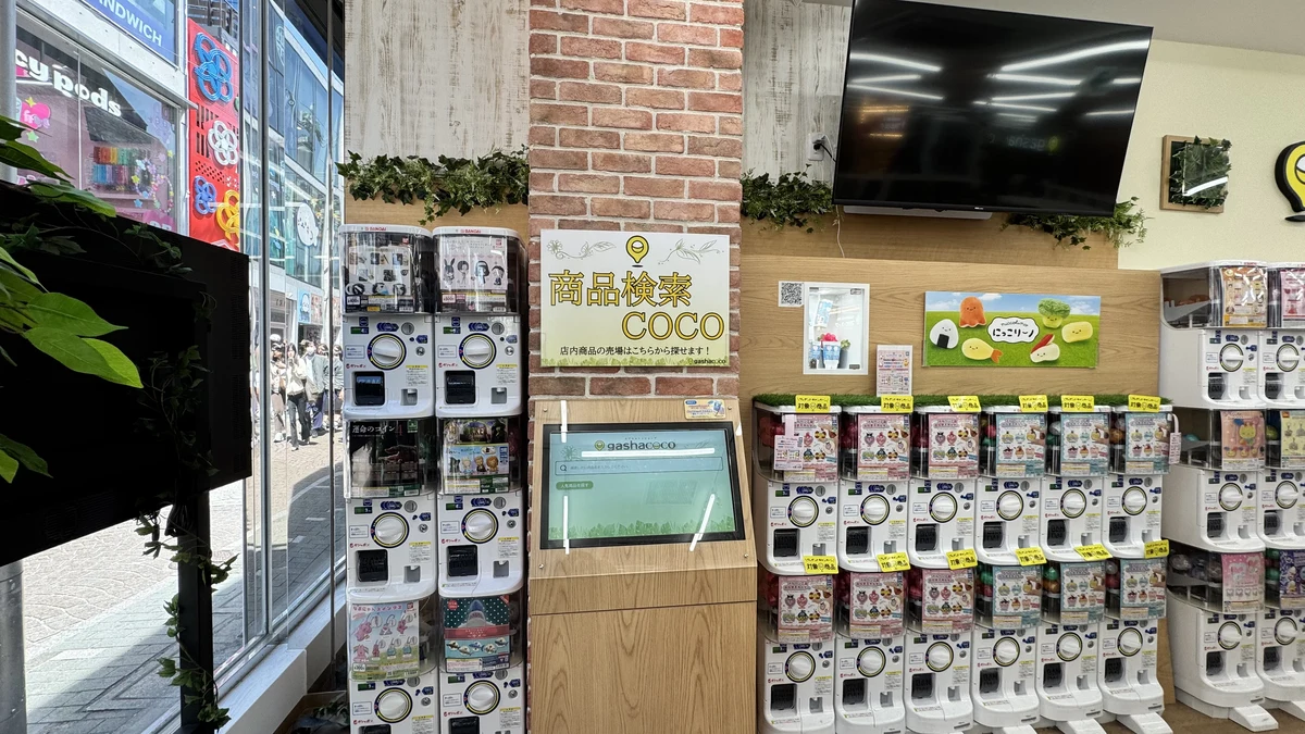 gashacoco 原宿 商品検索機COCOとレンガ柱。タッチパネルで売り場を検索できる