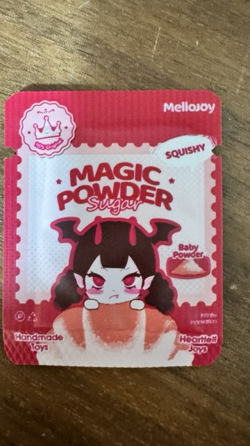 ベタつきを抑えるマジックパウダー。表面に薄く塗って使う。