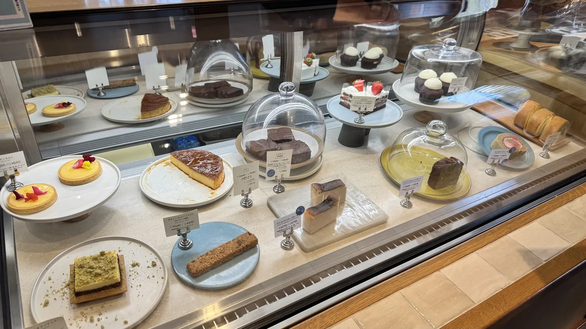 BLUE SIX COFFEEのケーキショーケース(フルーツタルト・バスクチーズケーキ・ブラウニーなど)