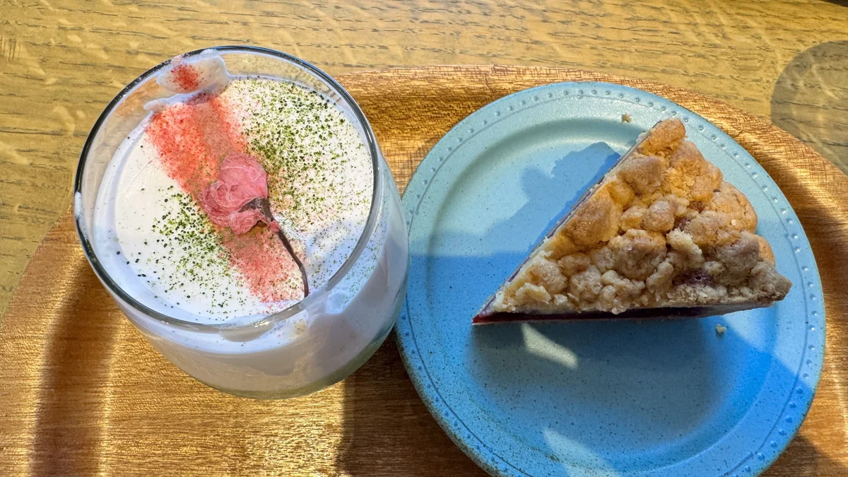 BLUE SIX COFFEEのさくらと抹茶のアインシュペナーとクランベリータルト(引き)