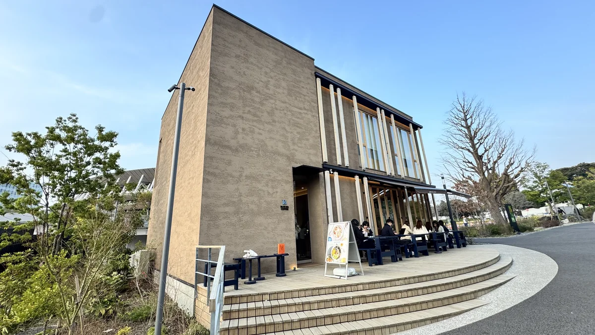 都立明治公園D棟のBLUE SIX COFFEE外観。テラス席に人が座っている