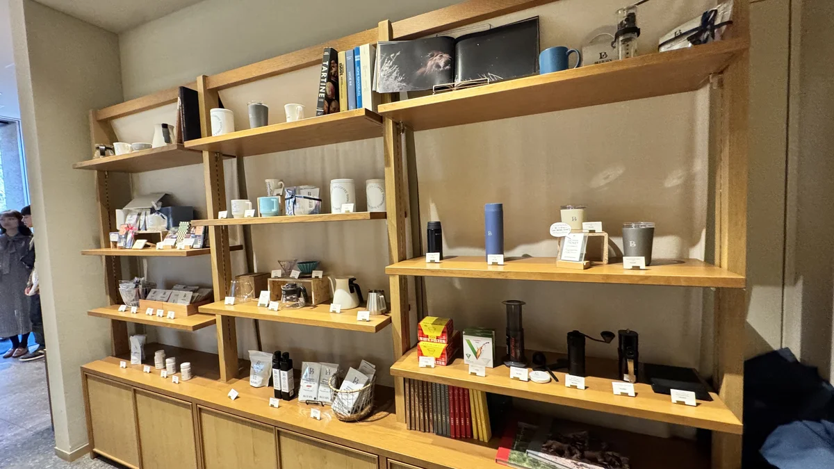 BLUE SIX COFFEEのグッズ・物販コーナー(カップ・コーヒー豆・ドリッパーなど)