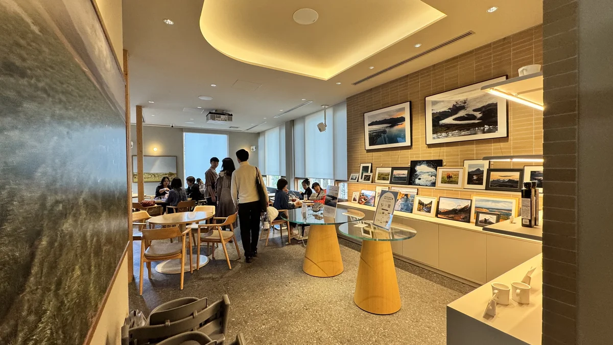 BLUE SIX COFFEE店内のフォトギャラリーウォールと丸テーブル