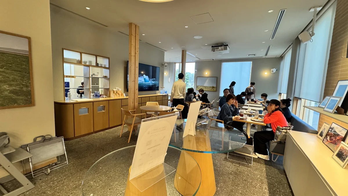 BLUE SIX COFFEEのメインダイニングエリア。自然光が差し込む明るい空間
