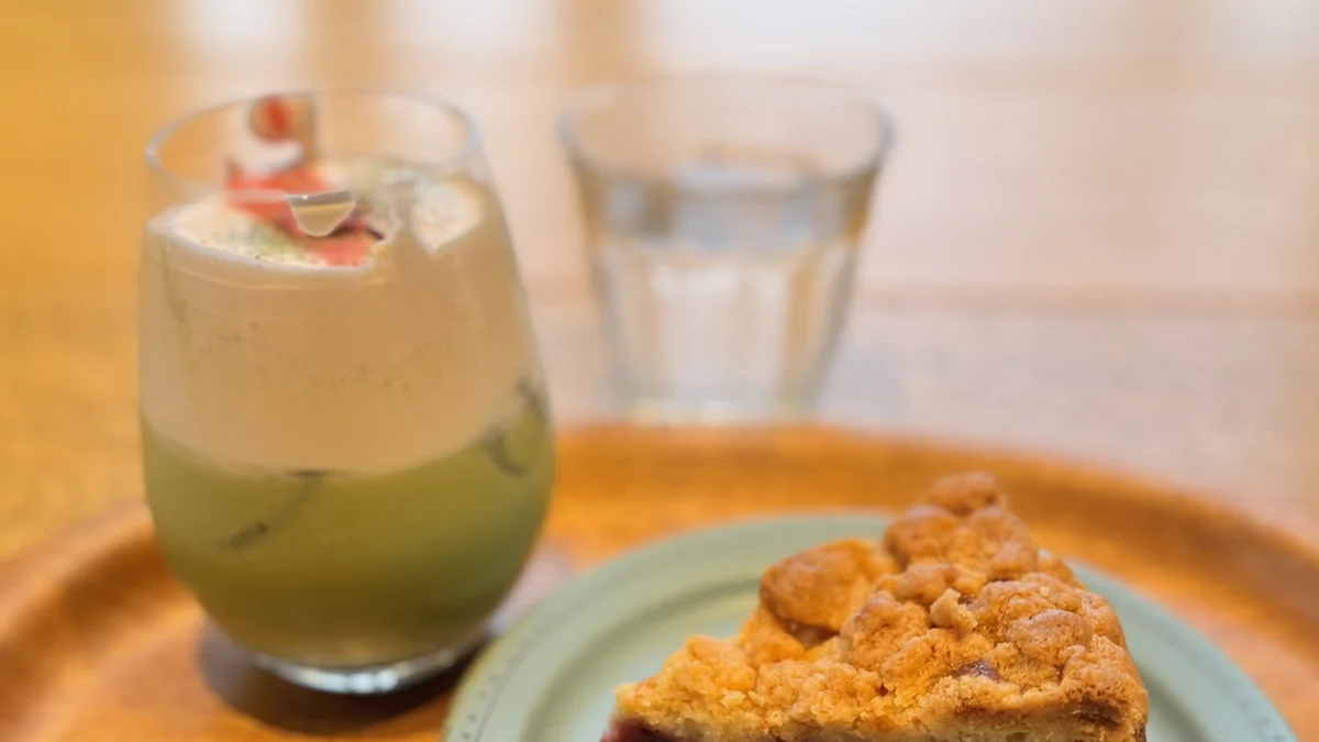 BLUE SIX COFFEEのさくらと抹茶のアインシュペナー(桜と抹茶パウダーのトッピング)とクランベリータルト
