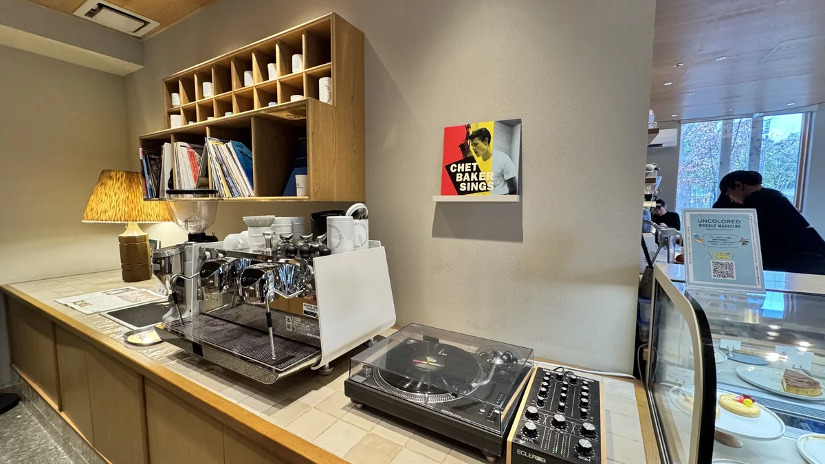 BLUE SIX COFFEEのカウンターとレコードプレーヤー(ターンテーブル)