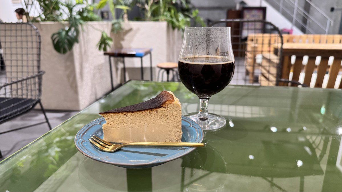 Esquisse Coffee表参道のアールグレイチーズケーキとビール。屋外席で撮影
