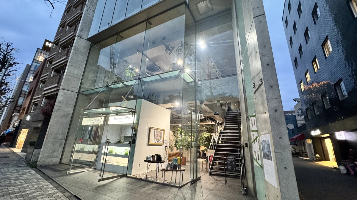 Esquisse Coffee表参道の外観。ナイトタイムの落ち着いた雰囲気