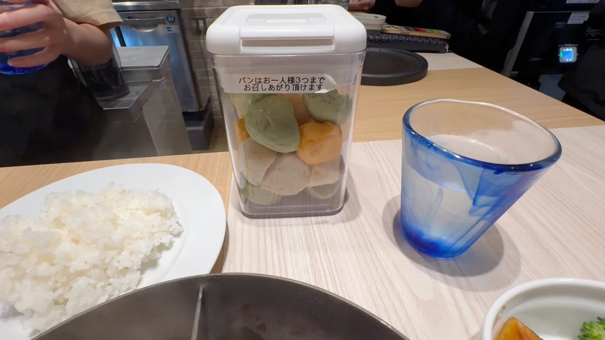 ハンバーグとはんばーぐのカラフルなロールパン(1人3つまで無料)とライス