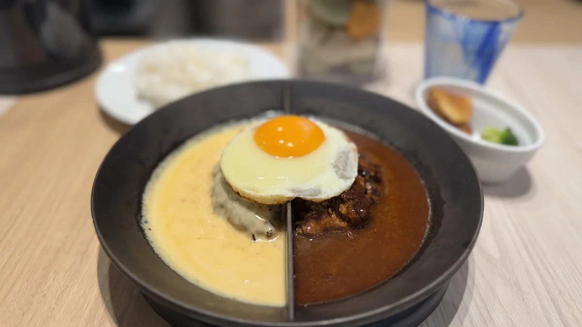 ハンバーグとはんばーぐのハーフ&ハーフハンバーグセット(ライス・パン・付け合わせ付き)
