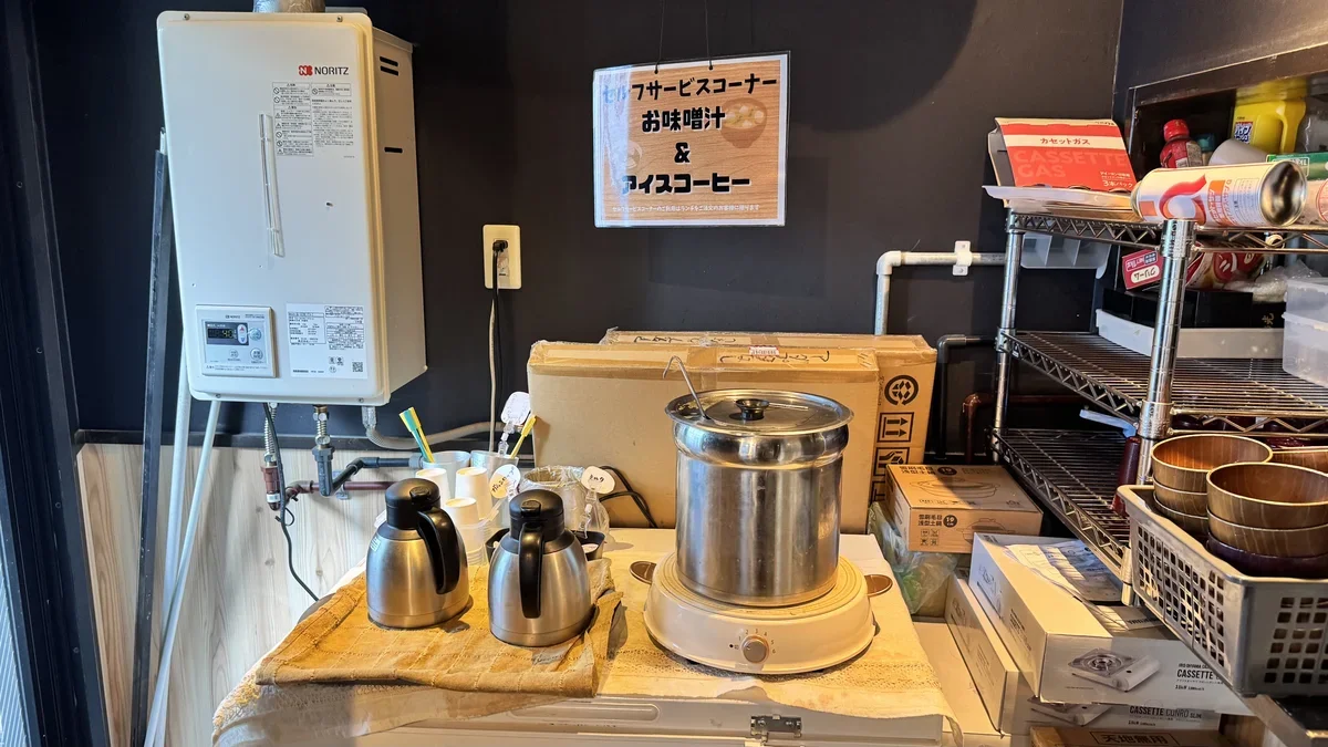 セルフサービスコーナー。温水機、ポット、コーヒーメーカーが設置されている