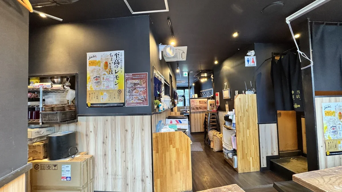 チャイクロ原宿ホール 店内2。テーブル席で落ち着いて食べられる