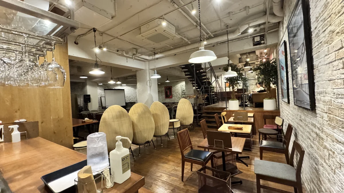 JINNAN CAFE渋谷のB1フロア。大きなエッグ型チェアが並ぶ広々とした空間