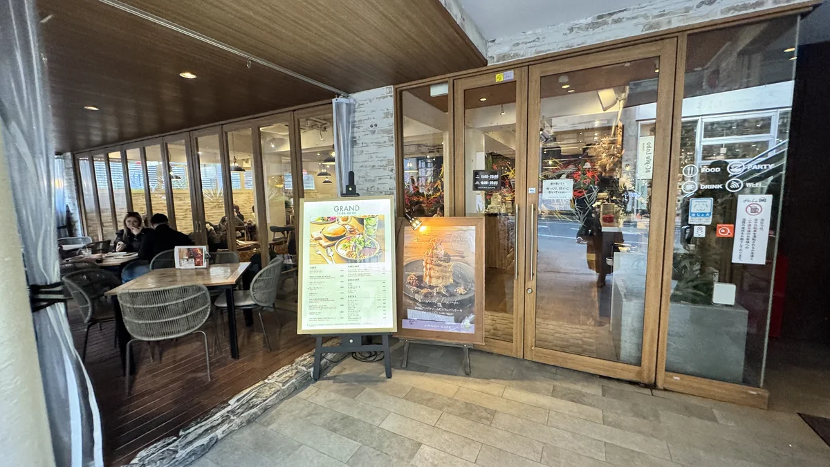 JINNAN CAFE渋谷の入口とグランドメニュー看板。テラス席も見える